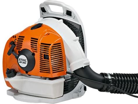 zdjęcie opryskiwacza plecakowego Stihl w akcji