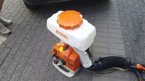zdjęcie operatora opryskiwacza Stihl z zachowaniem zasad bezpieczeństwa