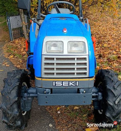 Traktor ogrodniczy Iseki z podpietym osprzętem - glebogryzarka