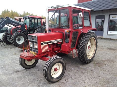 Fotografia poglądowa ciągnika International Harvester 533 pracującego w polu
