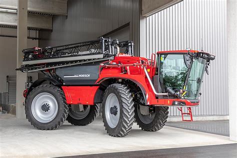 Photo of Horsch Leeb sprayer with AutoSelect system nozzles and colored lines