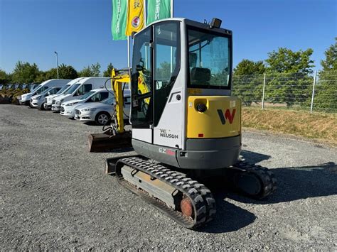 Thematic photo of a Wacker Neuson 1403 mini excavator with an attached digging bucket