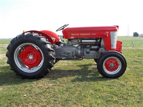 historyczny ciągnik Massey Ferguson 50