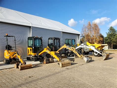 Zdjęcie grupowe minikoparek różnych marek (Cat, Kubota, JCB, Komatsu)