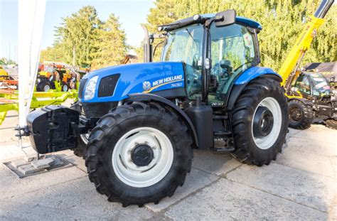 Tematyczne zdjęcie przedstawiające nowoczesny ciągnik rolniczy New Holland w pracy