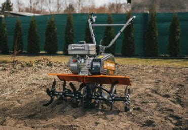 Infografika przedstawiająca etapy przygotowania terenu pod trawnik za pomocą glebogryzarki separacyjnej