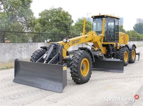 Równiarka drogowa XCMG GR135T w akcji profilowania nawierzchni