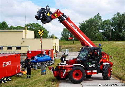 zdjęcie ładowarki teleskopowej Bobcat w barwach straży pożarnej podczas akcji