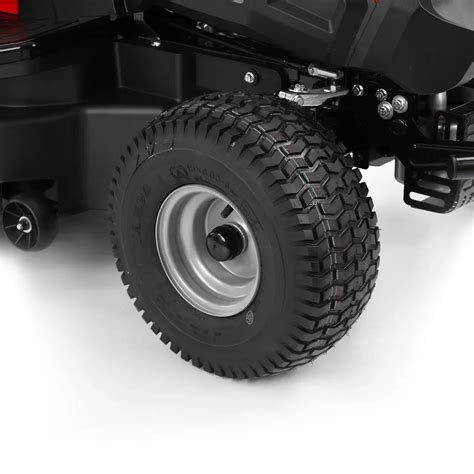 Traktor ogrodowy Hecht 5161 w akcji na trawniku