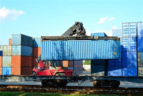 Zdjęcie przedstawiające załadunek kontenera intermodalnego na ciężarówkę Renault Trucks E-Tech