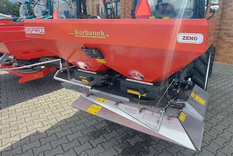 zdjęcie rozsiewacza Gaspardo ZENO 18 z widocznymi tarczami rozsiewającymi