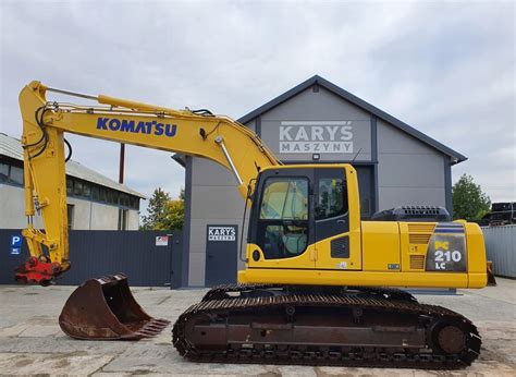 zdjęcie różnych typów maszyn Komatsu (np. koparka gąsienicowa, ładowarka kołowa, spycharka, wozidło)