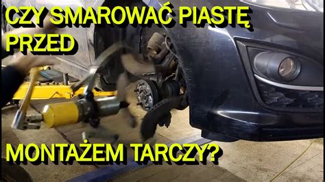 Zdjęcie przedstawiające prawidłowe smarowanie simmeringa przed montażem