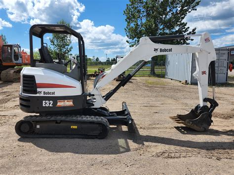 zdjęcie koparki Bobcat E32 w pracy