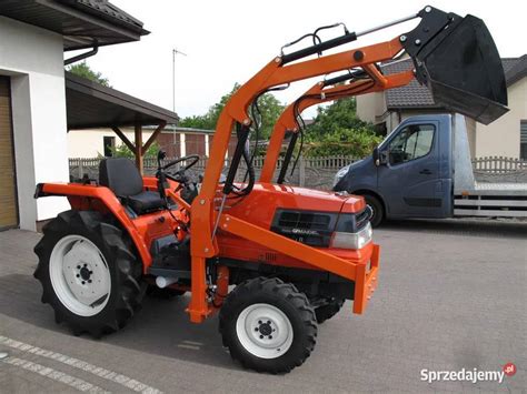 Mini traktorek z ładowaczem wykonujący prace komunalne