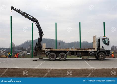 Thematic photo of a tipper truck with HDS in operation at a construction site