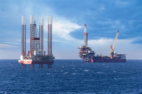 Zilustrowanie różnych typów platform wiertniczych na morzu (schemat lub kolaż zdjęć)