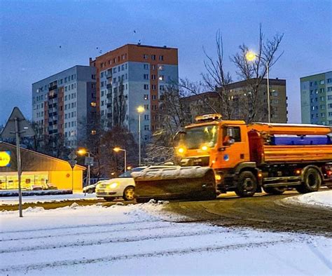 Tematyczne zdjęcie pługu śnieżnego w akcji, usuwającego śnieg z drogi