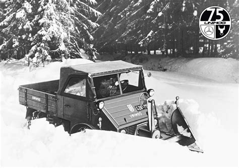 Historyczne zdjęcie Mercedes-Benz Unimog U 2010 z pługiem klinowym K1