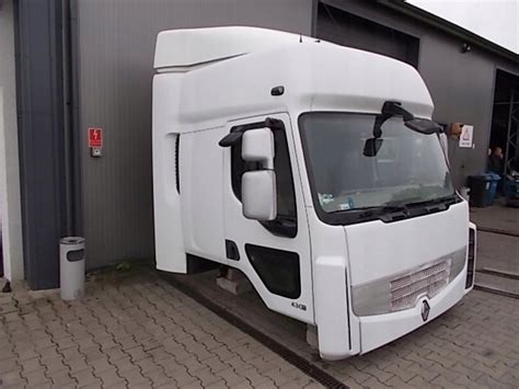 Widok wnętrza kabiny Renault Premium Single z łóżkiem przystosowanym dla pasażera