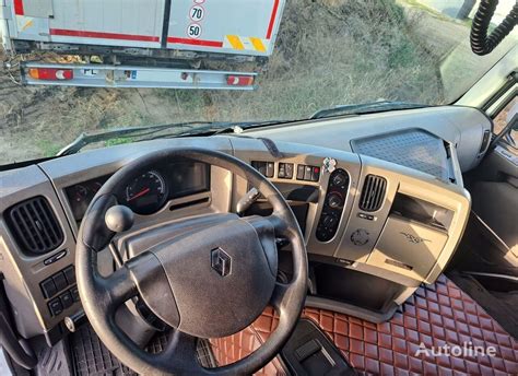 Kokpit Renault Premium pierwszej generacji po modernizacji z niebieskimi tarczami