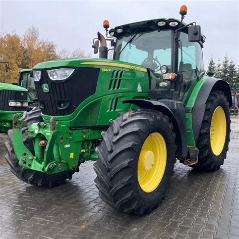 infografika przedstawiająca różnorodność maszyn John Deere: rolnicze, budowlane, leśne, komunalne