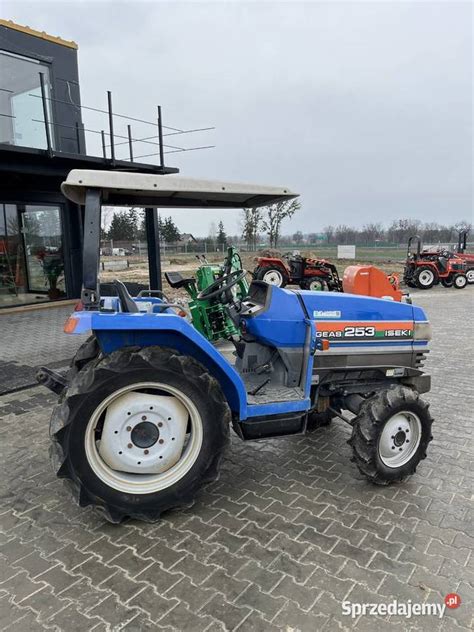 Używany japoński mini traktor na polu, symbolizujący niezawodność i kompaktowe wymiary