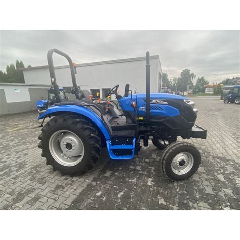 Trzy ciągniki Solis 50 w różnych konfiguracjach (4WD, 2WD, ROPS)