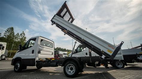 Iveco Daily 4x4 w terenie z zabudową wywrotki