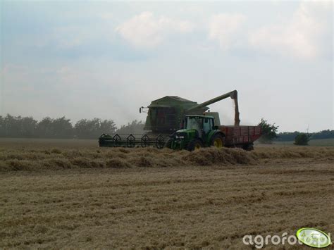 Zdjęcie kombajnu John Deere Z 2064 w polu