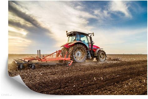 Traktor ogrodowy pracujący na pochyłym terenie