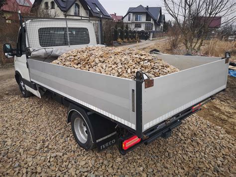 Wywrotka przewożąca materiały sypkie