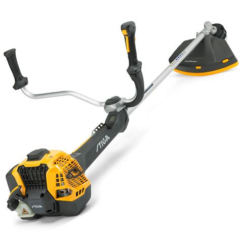 Podkaszarka spalinowa Powerplus POWxG30410 w akcji, usuwająca gęstą roślinność