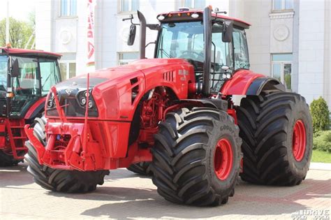 Zdjęcie ciągnika Belarus 4522 w akcji na polu