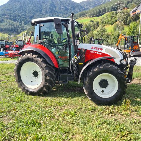 Zdjęcie traktora Steyr 4095 Multi Profi z ładowaczem czołowym w akcji na polu