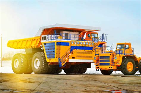 Wywrotka Belaz 75710 w akcji w kopalni odkrywkowej