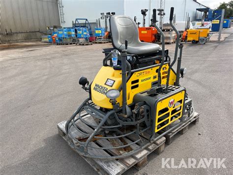 Wysokiej jakości zdjęcie zacieraczki samojezdnej Wacker Neuson CRT 36 w akcji