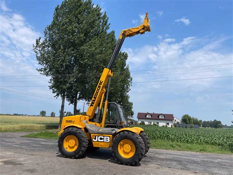 ładowarka teleskopowa JCB 526 podczas pracy