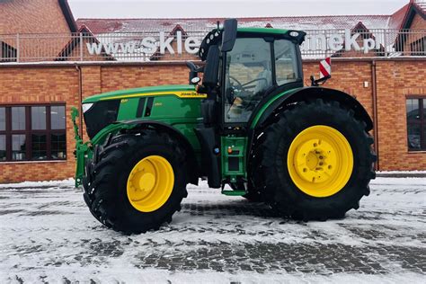zdjęcie wnętrza kabiny nowoczesnego ciągnika John Deere