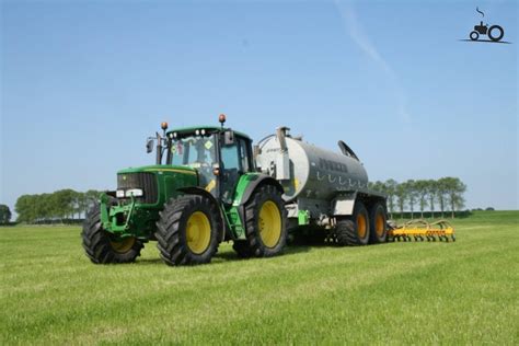 infografika porównująca kluczowe parametry energetyczne ciągników John Deere 6820 i Ursus U1134