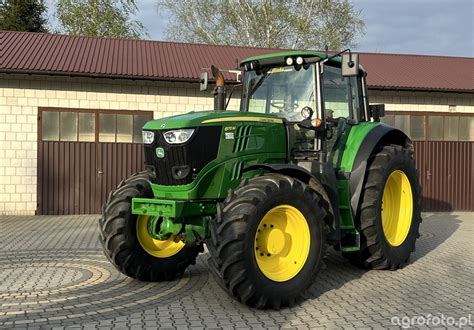 zdjęcie ciągnika John Deere 7230 w pracy polowej
