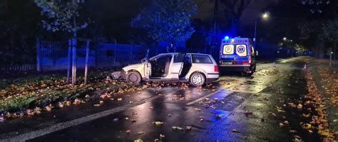 Zdjęcie przedstawiające miejsce wypadku z udziałem samochodu osobowego i maszyny budowlanej