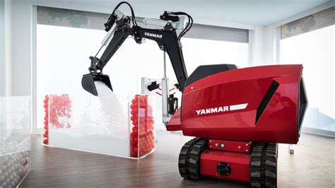 Operator zdalnie sterujący koparką Yanmar eFuzion za pomocą gogli VR