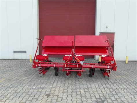 Schemat sekcji wysadzającej sadzarki karuzelowej