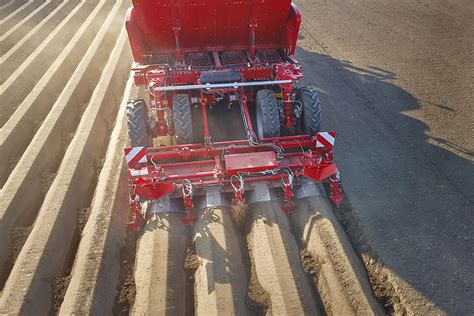 schemat działania systemu TerraProtect PRO w sadzarkach Grimme GB 430, pokazujący ząb spulchniający i narzędzie formujące groble