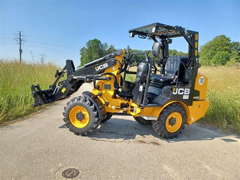infografika prezentująca kluczowe komponenty JCB 403 (silnik, osie, pompy)