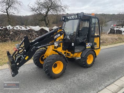 JCB 403 Agri w akcji w ciasnych pomieszczeniach inwentarskich