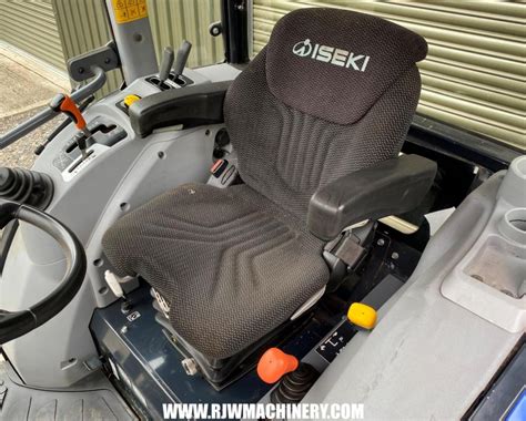 Wnętrze kabiny ciągnika Iseki TG6490, widok na panel sterowania i siedzenie