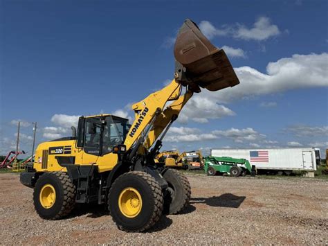 Zdjęcie ładowarki kołowej Komatsu WA 320 w akcji