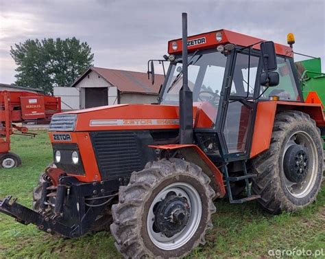 Zetor 8145 pracujący w polu - fotografia ciągnika